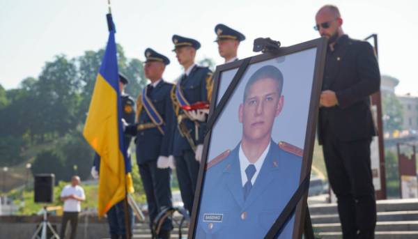 Провели в останню путь пілота та штурмана, які загинули в авіакатастрофі Су-24М на Хмельниччині 12