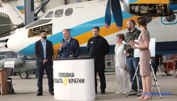 Марку від Укрпошти випущено на честь 80-річчя Авіаційного науково-технічного комплексу імені О. К. Антонова 10 Марку від Укрпошти випущено на честь 80-річчя Авіаційного науково-технічного комплексу імені О. К. Антонова 10