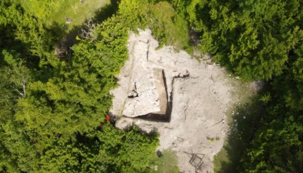 На Хмельниччині знайшли основу дзвіниці монастиря в скелі 21