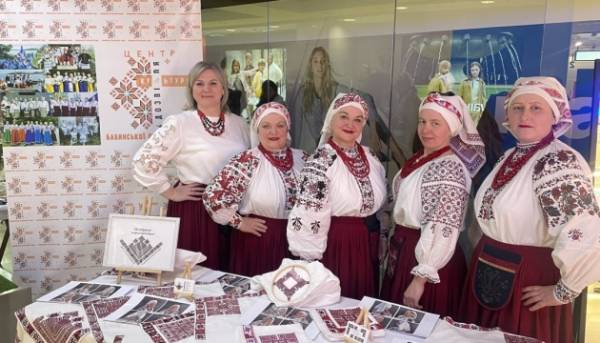 Рівненщина поповнила список культурної спадщини картинами з бузком та хустками на чотири кути