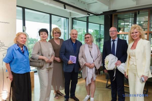 У столиці представили збірку висловлювань та філософських міркувань «100 дещо неординарних ідей» 15 У столиці представили збірку висловлювань та філософських міркувань «100 дещо неординарних ідей» 15
