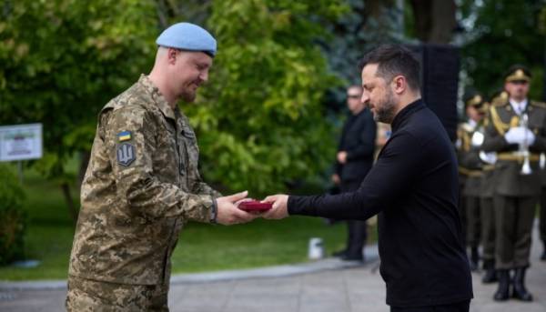 Зеленський нагородив бійців ЗСУ з Сил безпілотних систем 18