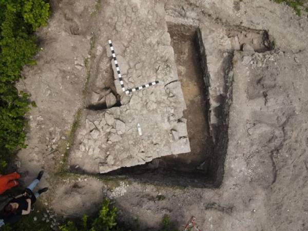 На Хмельниччині знайшли основу дзвіниці монастиря в скелі 14