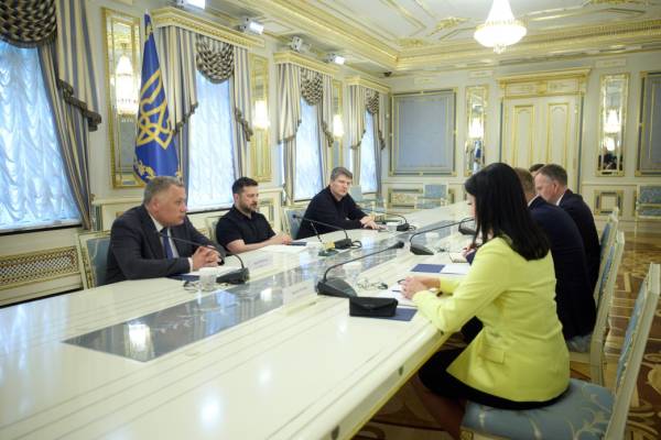 Зеленський провів зустріч з оборонним міністром Латвії щодо угоди про дрони та вступу до ЄС 4 Зеленський провів зустріч з оборонним міністром Латвії щодо угоди про дрони та вступу до ЄС 4