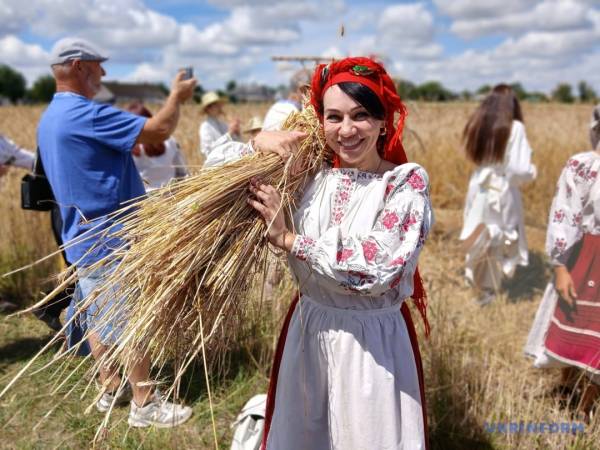 «Зажинки»: перші колоски, зібрані з поля, залишили для різдвяного дідуха. 22 «Зажинки»: перші колоски, зібрані з поля, залишили для різдвяного дідуха. 22