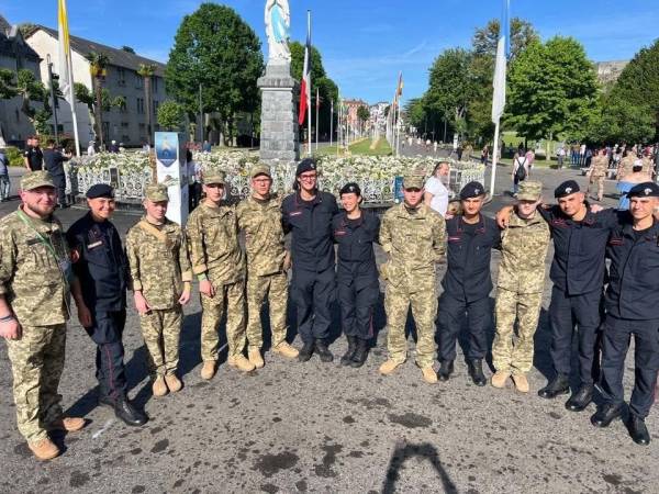 Патріотичні почуття не виховуються за один урок. 15 Патріотичні почуття не виховуються за один урок. 15
