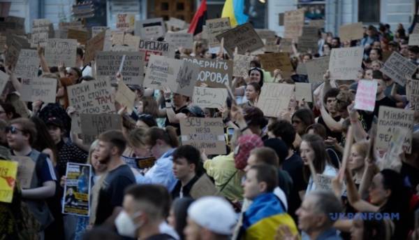 Київ та інші міста вже п'ятий день охоплені протестами. 3 Київ та інші міста вже п'ятий день охоплені протестами. 3