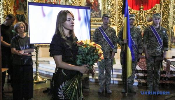 У Києві відбулося прощання з комунікаційницею УДО Валентиною Савіцькою, яка трагічно загинула від російського обстрілу. 34 У Києві відбулося прощання з комунікаційницею УДО Валентиною Савіцькою, яка трагічно загинула від російського обстрілу. 34