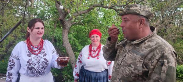 На городі бузина, на столі бузиновий напій 13