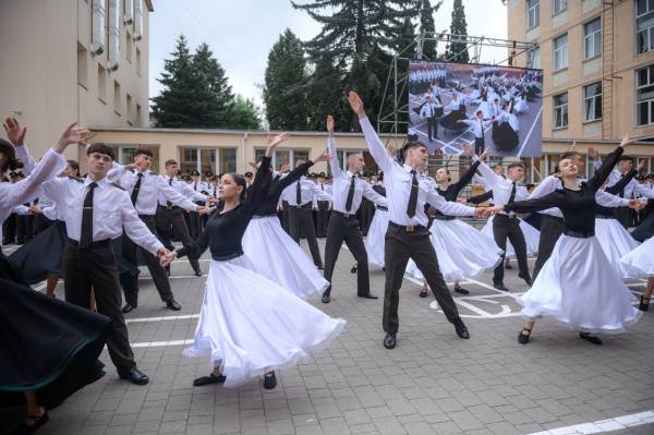 Патріотичні почуття не виховуються за один урок. 17 Патріотичні почуття не виховуються за один урок. 17