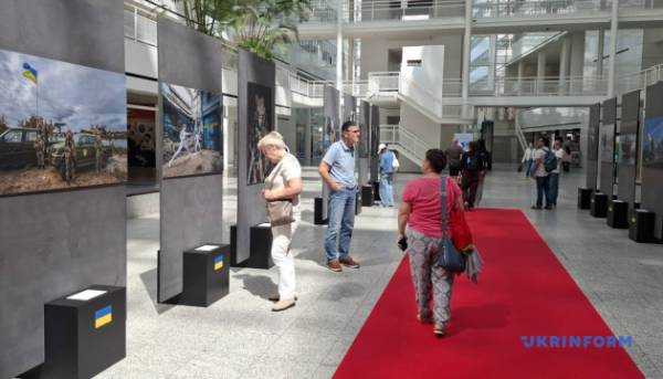 Фотовиставка Говарда Баффета про стійкість українців розпочала роботу в Гаазі 15 Фотовиставка Говарда Баффета про стійкість українців розпочала роботу в Гаазі 15