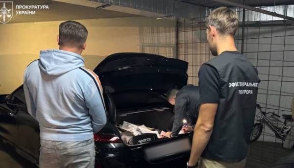 Демонтували оборонний завод заради металобрухту та придбали розкішні автомобілі: колишній керівник отримав чергову підозру 12 Демонтували оборонний завод заради металобрухту та придбали розкішні автомобілі: колишній керівник отримав чергову підозру 12