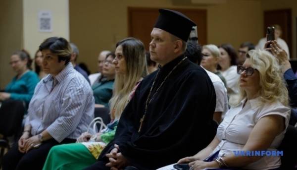 РПЦ в Європі вдає, що є українською церквою, аби впливати на біженців. 18