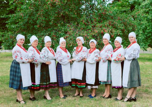 На городі бузина, на столі бузиновий напій 20