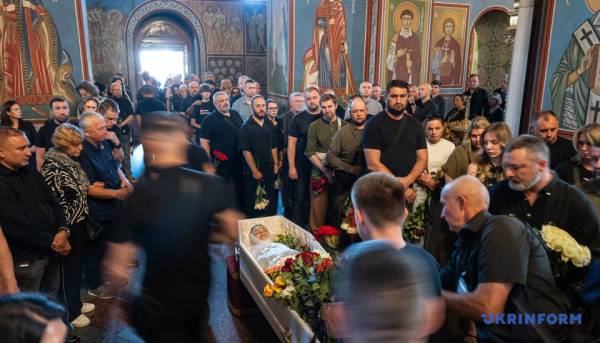 У Києві відбулося прощання з комунікаційницею УДО Валентиною Савіцькою, яка трагічно загинула від російського обстрілу. 35 У Києві відбулося прощання з комунікаційницею УДО Валентиною Савіцькою, яка трагічно загинула від російського обстрілу. 35