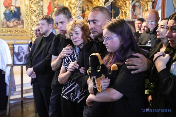 На згадку про Валентину Савіцьку. «Я прагну, аби кожен усвідомив, якою була моя Валя» 19 На згадку про Валентину Савіцьку. «Я прагну, аби кожен усвідомив, якою була моя Валя» 19
