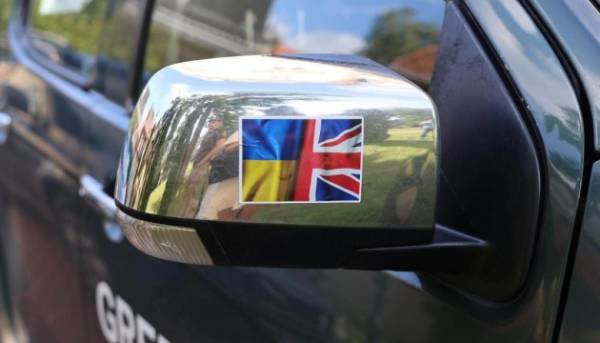 20 позашляховиків, генератори та медичне приладдя від британських аграріїв надійшли до українських оборонців.