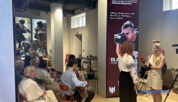 У Чернівцях представлено книгу, авторкою якої є загибла на війні телеоператорка Максима Шварцмана. 10
