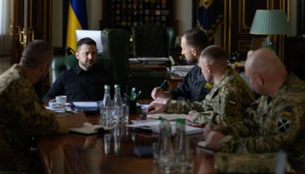 Володимир Зеленський провів нараду з вищим військовим керівництвом щодо заходів боротьби з балістичними ракетами та планованих Генеральним штабом змін на лінії фронту. 9 Володимир Зеленський провів нараду з вищим військовим керівництвом щодо заходів боротьби з балістичними ракетами та планованих Генеральним штабом змін на лінії фронту. 9