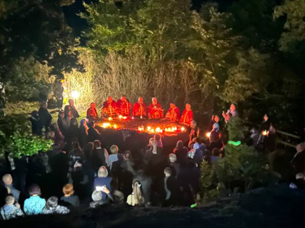 Хто перший квіткою уквітчає хрест, та швидко заміж вийде. 27 Хто перший квіткою уквітчає хрест, та швидко заміж вийде. 27