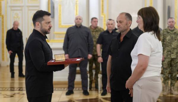 Президент нагородив воїнів сектору безпеки та оборони державними відзнаками. 14 Президент нагородив воїнів сектору безпеки та оборони державними відзнаками. 14