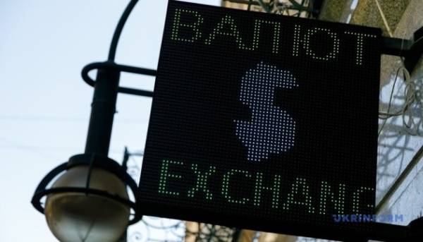 Євро тримається, долар падає: НБУ встановив курс гривні на 3 серпня