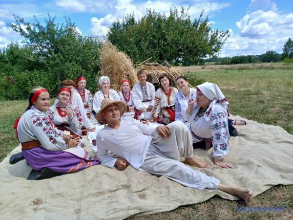«Зажинки»: перші колоски, зібрані з поля, залишили для різдвяного дідуха. 24 «Зажинки»: перші колоски, зібрані з поля, залишили для різдвяного дідуха. 24