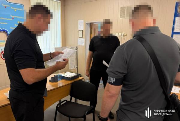 ДБР проводить обшуки в понад сотні обласних військових комісаріатів по всій Україні 7 ДБР проводить обшуки в понад сотні обласних військових комісаріатів по всій Україні 7