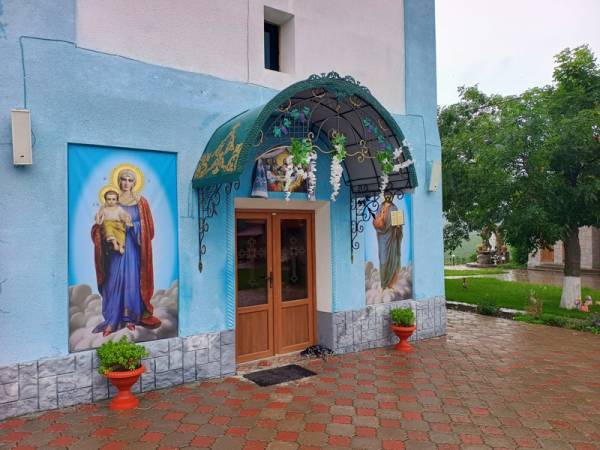 Хто перший квіткою уквітчає хрест, та швидко заміж вийде. 18 Хто перший квіткою уквітчає хрест, та швидко заміж вийде. 18