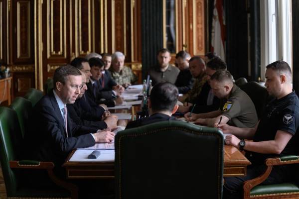 Оборона, фінанси та зовнішні зв'язки: Президент Зеленський провів зустріч з оновленим урядом 5 Оборона, фінанси та зовнішні зв'язки: Президент Зеленський провів зустріч з оновленим урядом 5