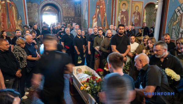 У Києві відбулося прощання з комунікаційницею УДО Валентиною Савіцькою, яка трагічно загинула від російського обстрілу. 20 У Києві відбулося прощання з комунікаційницею УДО Валентиною Савіцькою, яка трагічно загинула від російського обстрілу. 20