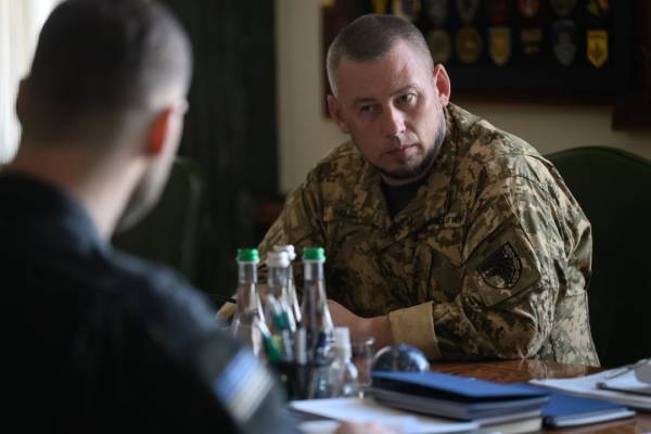 Володимир Зеленський провів нараду з вищим військовим керівництвом щодо заходів боротьби з балістичними ракетами та планованих Генеральним штабом змін на лінії фронту. 10 Володимир Зеленський провів нараду з вищим військовим керівництвом щодо заходів боротьби з балістичними ракетами та планованих Генеральним штабом змін на лінії фронту. 10