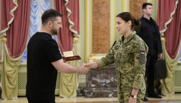 Перед святом медичного працівника Зеленський нагородив лікарів та бойових медиків державними відзнаками.