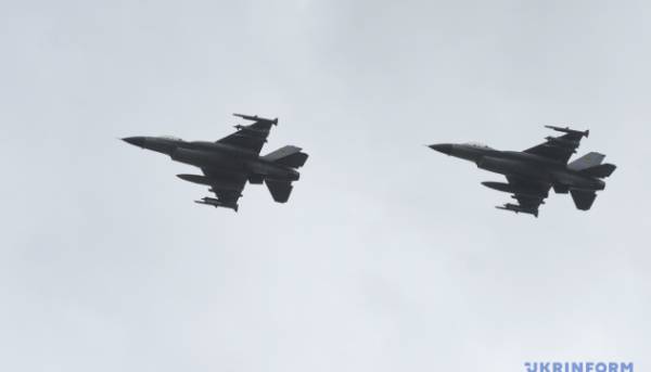 Головна 21 Під час виконання бойового завдання на українському винищувачі F-16 виникла позаштатна ситуація, пілот успішно катапультувався.