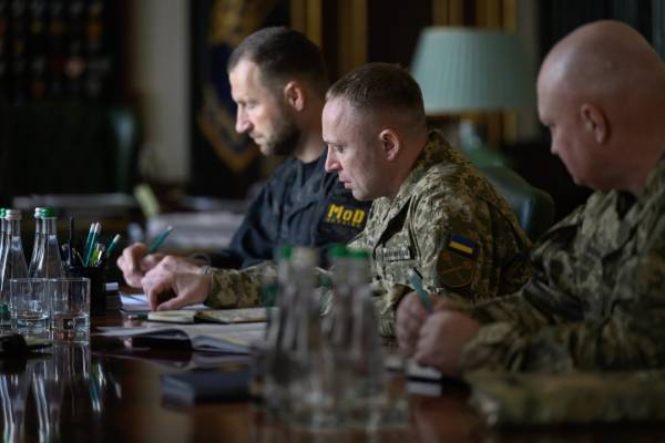 Володимир Зеленський провів нараду з вищим військовим керівництвом щодо заходів боротьби з балістичними ракетами та планованих Генеральним штабом змін на лінії фронту. 8 Володимир Зеленський провів нараду з вищим військовим керівництвом щодо заходів боротьби з балістичними ракетами та планованих Генеральним штабом змін на лінії фронту. 8