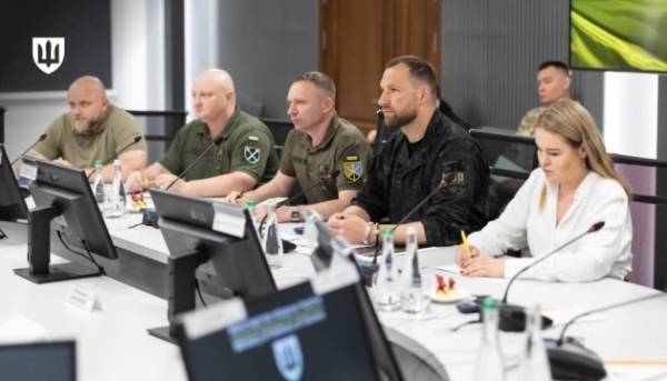 Головна 31 Хмара зустрівся з американською делегацією та закликав прискорити надання ракет…