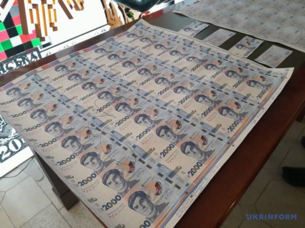 Національний банк випускає в обіг нову купюру номіналом дві тисячі гривень 4 Національний банк випускає в обіг нову купюру номіналом дві тисячі гривень 4