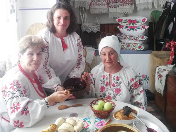 На городі бузина, на столі бузиновий напій 18