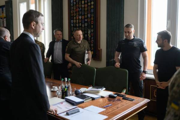 Оборона, фінанси та зовнішні зв'язки: Президент Зеленський провів зустріч з оновленим урядом 6 Оборона, фінанси та зовнішні зв'язки: Президент Зеленський провів зустріч з оновленим урядом 6