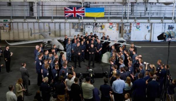 Володимир Зеленський провів зустріч з військово-морськими силами України та Великої Британії разом із Беном Бернсом 9 Володимир Зеленський провів зустріч з військово-морськими силами України та Великої Британії разом із Беном Бернсом 9