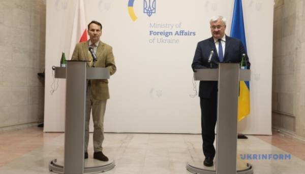 Sikorski and Sibiha discussed further increasing pressure on Russia