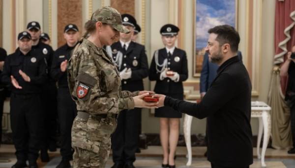 Головна 37 Зеленський провів зустріч з правоохоронцями та вручив їм державні відзнаки