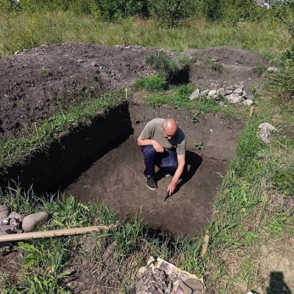 Археологи біля Галича знайшли рештки дерев'яної конструкції та срібняк угорського карбування ХІІІ століття. 9 Археологи біля Галича знайшли рештки дерев'яної конструкції та срібняк угорського карбування ХІІІ століття. 9