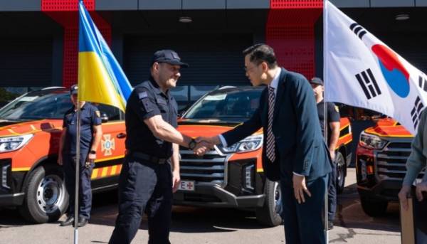 Рятувальні служби України отримали від Кореї пікапи, що покращать їхні можливості.