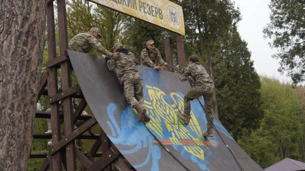 Патріотичні почуття не виховуються за один урок. 12 Патріотичні почуття не виховуються за один урок. 12