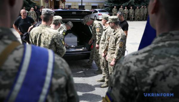 У Києві відбулося прощання з комунікаційницею УДО Валентиною Савіцькою, яка трагічно загинула від російського обстрілу. 33 У Києві відбулося прощання з комунікаційницею УДО Валентиною Савіцькою, яка трагічно загинула від російського обстрілу. 33