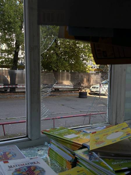 У Києві знову постраждала книгарня «Альпака» – це другий випадок за літо. 16 У Києві знову постраждала книгарня «Альпака» – це другий випадок за літо. 16