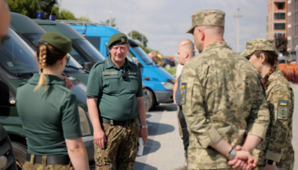 Латвійські доброчинці передали прикордонникам сім автівок 9