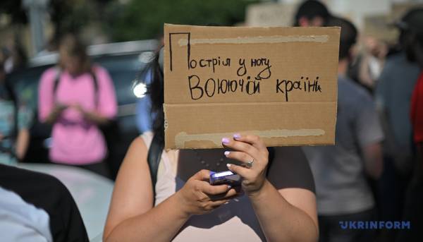 У столиці та інших населених пунктах громадяни висловлюють невдоволення через звільнення Федорова 15 У столиці та інших населених пунктах громадяни висловлюють невдоволення через звільнення Федорова 15