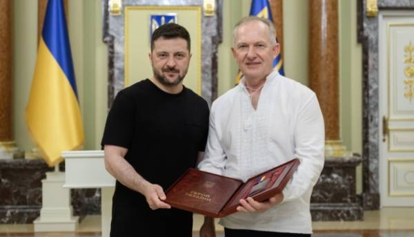 Володимир Зеленський надав звання Героя України головному лікарю Дніпропетровської обласної клінічної лікарні імені Мечникова Сергію Риженку.